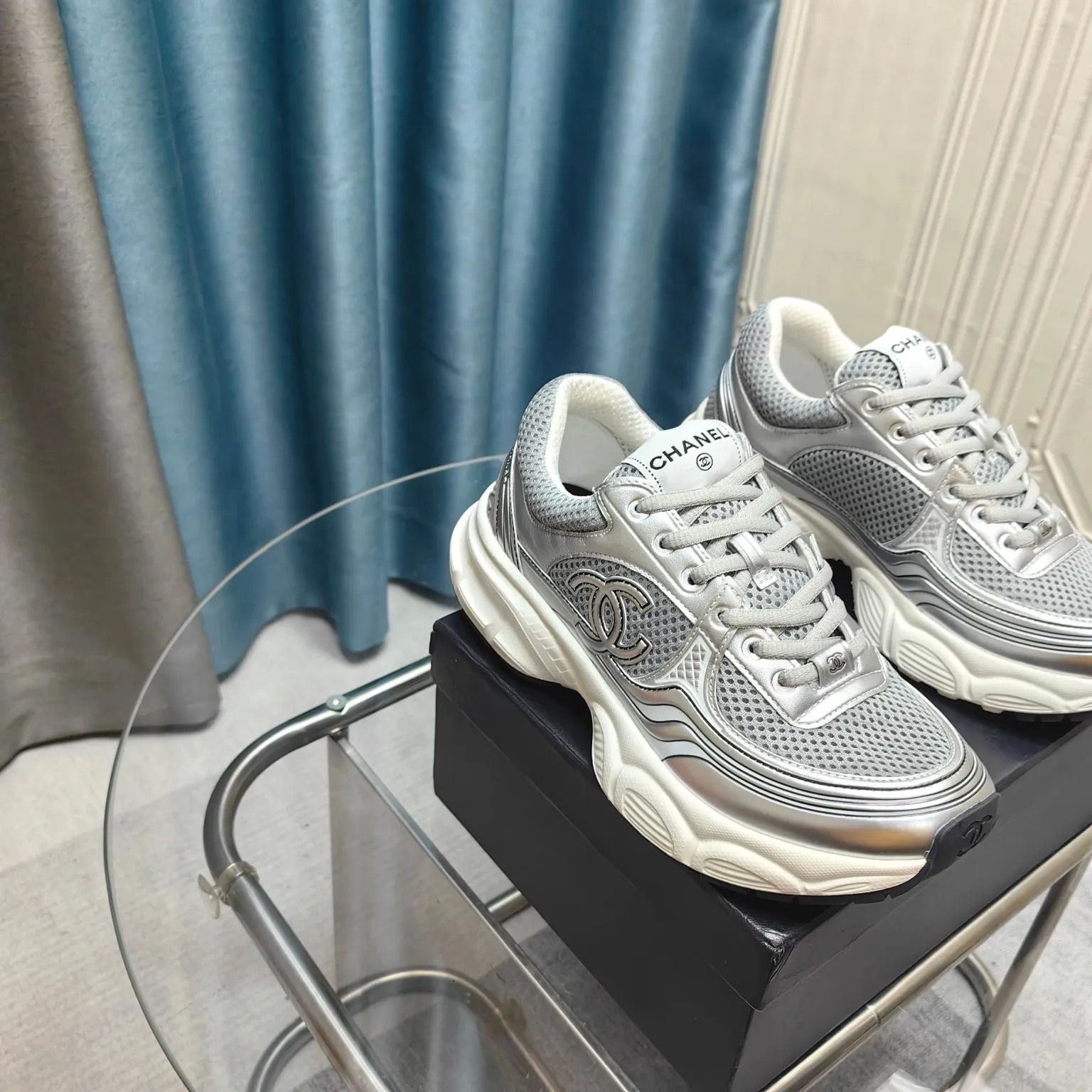 p680🐮🐮Chanel Chanel dad shoes, men and women couples - 2025 counter top casual sports shoes This classic design; the upper is electro-embroidered with a variety of techniques; the outsole is fashionable and sporty; it is unusual to incorporate a variety of color matching elements... The diversified mix and match is very beautiful and versatile, casual, fashionable, sports and outdoor can be taken into account... ꫛꫀꪝ Go➫ Material: ❶Upper is made of: Original imported first-layer silk cowhide + original waterproof cloth + original first-layer cowhide ❷Inner lining: original sheep lining + mesh ❸Outsole based on: original TPU combination outsole Special counter boutique packaging complete set for women 35–41